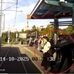 tramvayin altinda kalmaktan guvenlik gorevlisi kurtardi o anlar kamerada aa64c4a54c50