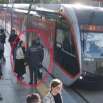 tramvayin altinda kalmaktan guvenlik gorevlisi kurtardi o anlar kamerada e33a8ca525f8