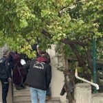 yagmurlu havada tamir ettigi catiyi kontrol ederken ayagi kayip dustu 29766d69f37c