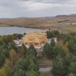 yanginda kul olan kutuk ev yerine rusyadan getirilen agaclarla yenisi insa ediliyor 95274cda5e1a