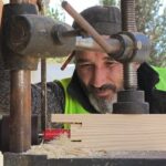 yanginda kul olan kutuk ev yerine rusyadan getirilen agaclarla yenisi insa ediliyor d5369e572a97