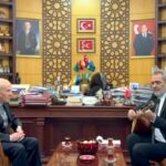 yavuz bingol bahceliye baglama hediye etti 109cc2504386
