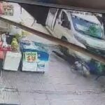 yolcu minibusu kaldirimdaki 2 kisiye carpti kaza kamerada 2a6baea82e5e