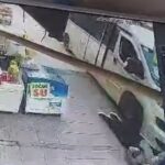 yolcu minibusu kaldirimdaki 2 kisiye carpti kaza kamerada 386424fc8284