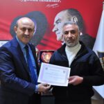 Karslı minibüs sürücüsü, kalp krizi geçiren yolcuyu hastaneye yetiştirerek ödüllendirildi 2 yolcuyu hastaneye yetistiren surucu odullendirildi 52308d894e6f