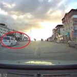 yolun karsisina gecerken otomobilin carptigi 2 kisi yaralandi o anlar kamerada 86d143740360