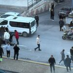 yolun karsisina gecerken otomobilin carptigi 2 kisi yaralandi o anlar kamerada a4e9e2926d9b