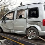 2 hafif ticari aracin carpistigi kazada 1 kisi yaralandi o anlar kamerada a8db5a6f3af2