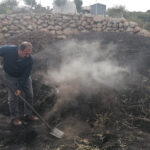 Silifke'de 33 Yıldır Mangal Kömürü Üreten Saraç Ailesi, Yaz Kış Demeden Çalışıyor 5 33 yildir ailece mangal komuru uretiyorlar f7541e66a71f