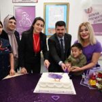 35 yasindaki oguzhan dunya premature gununde doktorunu ziyaret edip cicek verdi e1a49c76649d