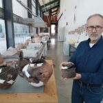 İzmir'de 5 Bin Yıllık Kadınlara Ait Kabartmalı Kaplar Bulundu 3 5 bin yillik kaplarda kadinin onemini gosteren gerdanlik detayi 6263c5626e8e