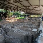 İzmir'de 5 Bin Yıllık Kadınlara Ait Kabartmalı Kaplar Bulundu 1 5 bin yillik kaplarda kadinin onemini gosteren gerdanlik detayi 62e80f58897a