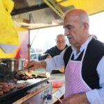 6 yil profesyonel futbol oynadigi takimin maclarina ev sahipligi yapan stadyumda kofte ekmek satiyor 10a7c6e5d7a4