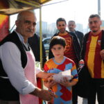 6 yil profesyonel futbol oynadigi takimin maclarina ev sahipligi yapan stadyumda kofte ekmek satiyor c23d953d716a