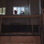 8inci katin balkonundan yan binanin tentesine dusup yaralandi 3e1eedba2aae