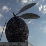 Mervan Altınorak'tan 50 Bin Parçalı Dünya'nın En Büyük Zeytin Heykeli 1 altinozune atiklardan 8 metre yuksekliginde 5 ton agirliginda zeytin tanesi heykeli yapti e3765b8fb419