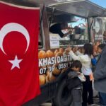 İznik'te hayırsever, Atatürk'ü anmak için lokma dağıttı 2 ataturk icin lokma dagitti bac7b5045c42