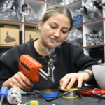 baba ile 2 kizi 15 yildir elektronik ev aletleri tamir ediyor 13921dd17144