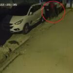 basini otomobile carptigi cocugu yere firlatti o anlar kamerada d7a3183692ad