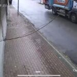 Kocaeli'de Çöp Kamyonunun Altında Kalarak Hayatını Kaybeden Belediye Çalışanının Kazası Kameralara Yansıdı 2 belediye iscisinin cop kamyonunun altinda kalip oldugu kaza kamerada e4448798b0f6
