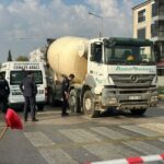 İzmir’de Beton Mikserinin Çarptığı Kadın Hayatını Kaybetti, Torun Sağ Kurtuldu 2 beton mikserinin carptigi kadin oldu son anda yol kenarina cektigi torunu kurtuldu a3feefc19aa4