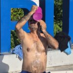 bodrumda susuzlugu protesto etmek amaciyla belediye meydaninda dus aldi 081d3240a7c9