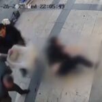 Gümüşhane'de Boşanma Aşamasındaki Eşinin Bıçaklı Saldırısına Uğrayan Kadının Korkunç Anları Güvenlik Kamerasında Kaydedildi 3 bosanma asamasindaki esi tarafindan bicaklandi saldiri kamerada 3faa735e0426