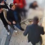 Gümüşhane'de Boşanma Aşamasındaki Eşinin Bıçaklı Saldırısına Uğrayan Kadının Korkunç Anları Güvenlik Kamerasında Kaydedildi 6 bosanma asamasindaki esi tarafindan bicaklandi saldiri kamerada 54692aa23583