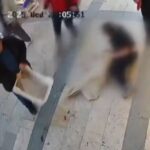 Gümüşhane'de Boşanma Aşamasındaki Eşinin Bıçaklı Saldırısına Uğrayan Kadının Korkunç Anları Güvenlik Kamerasında Kaydedildi 4 bosanma asamasindaki esi tarafindan bicaklandi saldiri kamerada b56e9573194f