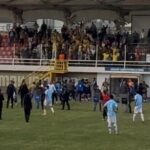 Taraftarların Sahaya İndiği Maçta Kavga Çıktı, İki Futbolcu Yaralandı 3 bulvarspor taraftarlari kucukcekmece sinop spor macinda sahaya girdi arbede yasandi 3692eb236a3d