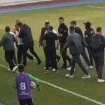 Taraftarların Sahaya İndiği Maçta Kavga Çıktı, İki Futbolcu Yaralandı 2 bulvarspor taraftarlari kucukcekmece sinop spor macinda sahaya girdi arbede yasandi 479e580c2507