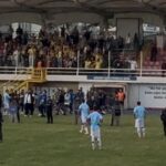 Taraftarların Sahaya İndiği Maçta Kavga Çıktı, İki Futbolcu Yaralandı 1 bulvarspor taraftarlari kucukcekmece sinop spor macinda sahaya girdi arbede yasandi e801cb26ba50