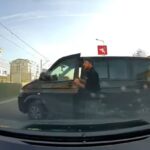 bursa el freni cekilmeyen minibus hareket edip yola indi o anlar kamerada video eklendi 0cebed8946ae