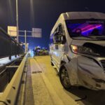 bursada direge ve servis minibusune carpip hurdaya donen otomobilden hafif yarali kurtuldular 973b1af98cb5