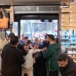 İnegöl'deki Giyim Mağazası Açılışında 10 TL'lik Ürünler İçin İzdiham! 3 bursada giyim magazasi acilisinda izdiham 0cc293773e61