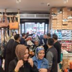 İnegöl'deki Giyim Mağazası Açılışında 10 TL'lik Ürünler İçin İzdiham! 1 bursada giyim magazasi acilisinda izdiham bcbf8de340ba