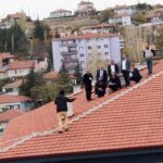Çankırı'da 8 katlı binanın çatısına çıkan genci AK Parti İl Başkanı ikna ederek indirdi 1 cankirida catiya cikan kisiyi ak parti il baskani erdogan ikna etti 5387e602568f