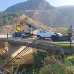 Amasya'da Tersakan Çayı'na Düşen Araçtan Yaralı Çocukları Diğer Sürücüler Kurtardı 2 caya ucan otomobildeki 2 kiz cocugunu yoldan gecen suruculer kurtardi e97f6e7d2880