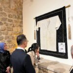 Mardin'de Çin Büyükelçisi Jiang Xuebin, 'Dualı Sultan Gömlekleri' Sergisini İnceledi 3 cinin ankara buyukelcisi xuebin mardinde c2251279afe0