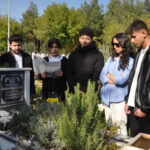 Öğrencileri ve Meslektaşları Deprem Şehidi Öğretmen Fatih Elmas'ı Unutmadı 3 depremde hayatini kaybeden ogretmen mezari basinda anildi 078336e27631
