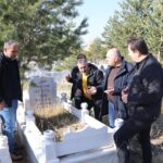 Erzurum'da Deprem Şehidi Sebahattin Yılmaz, Meslektaşları Tarafından Anıldı 2 depremde yasamini yitiren dha muhabiri sebahattin yilmaz mezari basinda andi 11b1c6b61e97