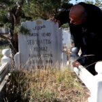 Erzurum'da Deprem Şehidi Sebahattin Yılmaz, Meslektaşları Tarafından Anıldı 5 depremde yasamini yitiren dha muhabiri sebahattin yilmaz mezari basinda andi 417c1d4c234e