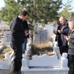 Erzurum'da Deprem Şehidi Sebahattin Yılmaz, Meslektaşları Tarafından Anıldı 1 depremde yasamini yitiren dha muhabiri sebahattin yilmaz mezari basinda andi c6e11562deee
