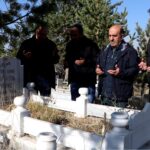 Erzurum'da Deprem Şehidi Sebahattin Yılmaz, Meslektaşları Tarafından Anıldı 4 depremde yasamini yitiren dha muhabiri sebahattin yilmaz mezari basinda andi ffd24078b8cb