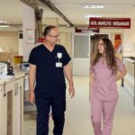 doktor baba ile kizi ayni hastanede sifa dagitiyor c0c35cc207a6