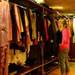 Anadolu Üniversitesi'nde İhtiyaç Sahibi Öğrenciler İçin Öğrenci Butiği Açıldı 9 dolabinizda iyilige yer acin sloganiyla kiyafetlerini ihtiyac sahibi arkadaslariyla paylasiyorlar 2f91e09d72bb