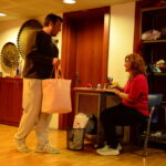 Anadolu Üniversitesi'nde İhtiyaç Sahibi Öğrenciler İçin Öğrenci Butiği Açıldı 5 dolabinizda iyilige yer acin sloganiyla kiyafetlerini ihtiyac sahibi arkadaslariyla paylasiyorlar 5697a207a33d