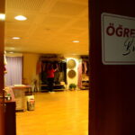 Anadolu Üniversitesi'nde İhtiyaç Sahibi Öğrenciler İçin Öğrenci Butiği Açıldı 2 dolabinizda iyilige yer acin sloganiyla kiyafetlerini ihtiyac sahibi arkadaslariyla paylasiyorlar 6e1b5fb4abb1