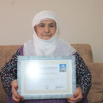 Emine Genç, 88 Yaşında Okuma Yazmayı 3 Ayda Öğrendi! 1 esi adini bile yazamiyorsun deyince 88 yasinda okuma yazma ogrendi af20b5448b9d