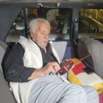 Adana'da otomobilde yaşayan 85 yaşındaki Fethi Yener, çocuklarından destek bekliyor 3 esini kaybettikten sonra 5 yildir otomobilde yasiyor c71baa5daef7